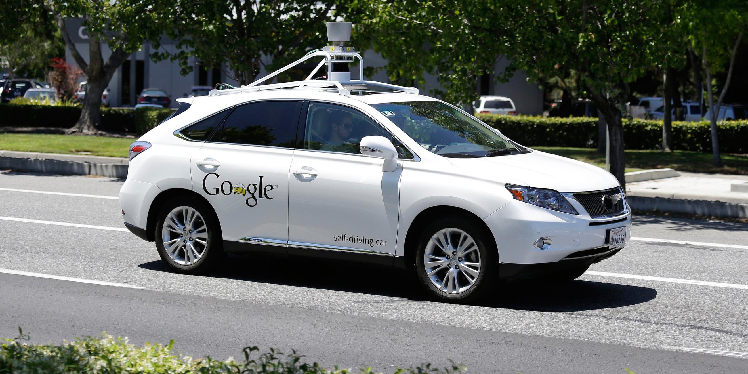 Archiv: Selbstfahrendes Auto von Google auf Testfahrt, aufgenommen am 13.05.2014 in Mountain View (USA)