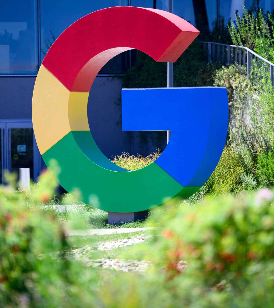 Das Logo von Google steht vor der Unternehmenszentrale in Mountain View, Kalifornien.