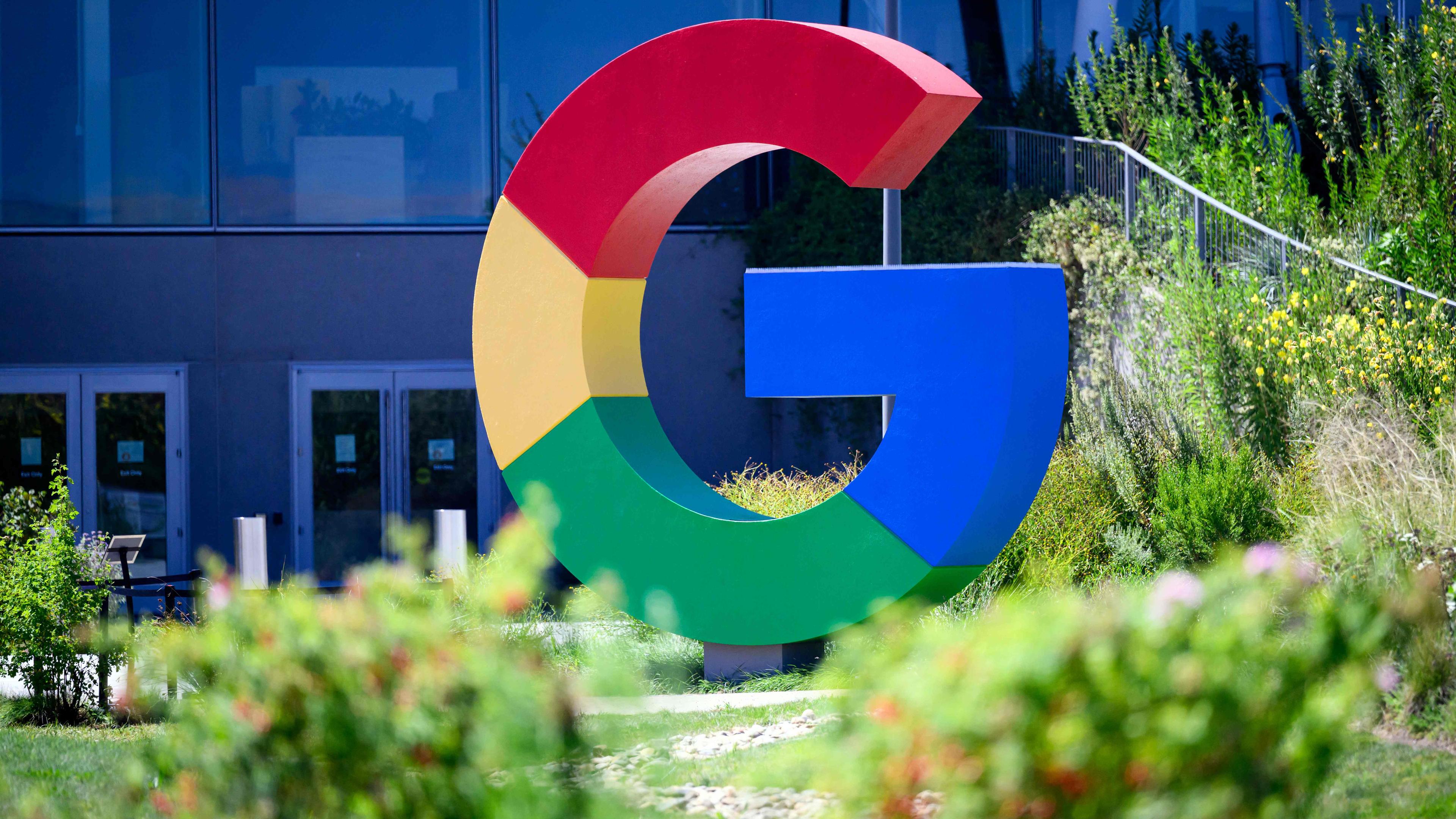 Das Logo von Google steht vor der Unternehmenszentrale in Mountain View, Kalifornien.