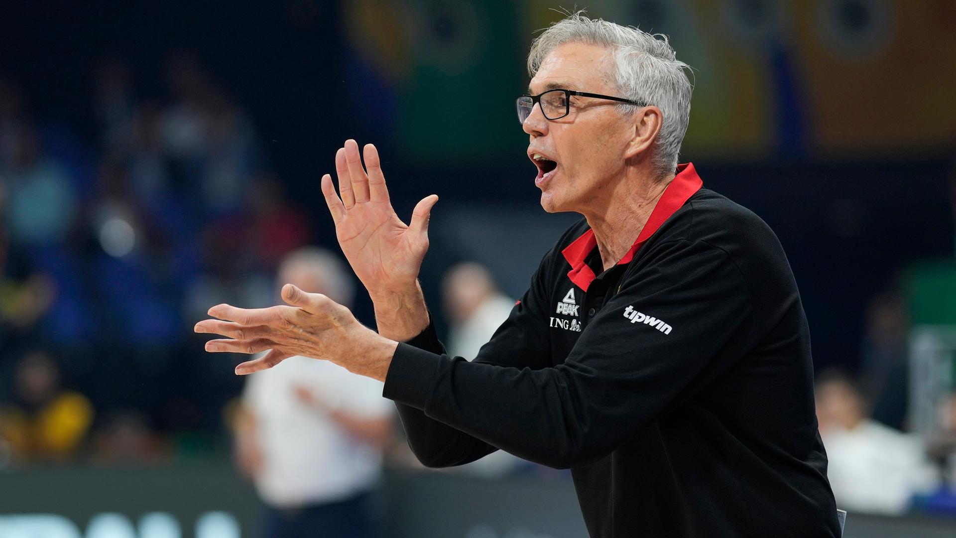 Gordie Herbert, Trainer von Deutschland, gestikuliert während des Spiels.