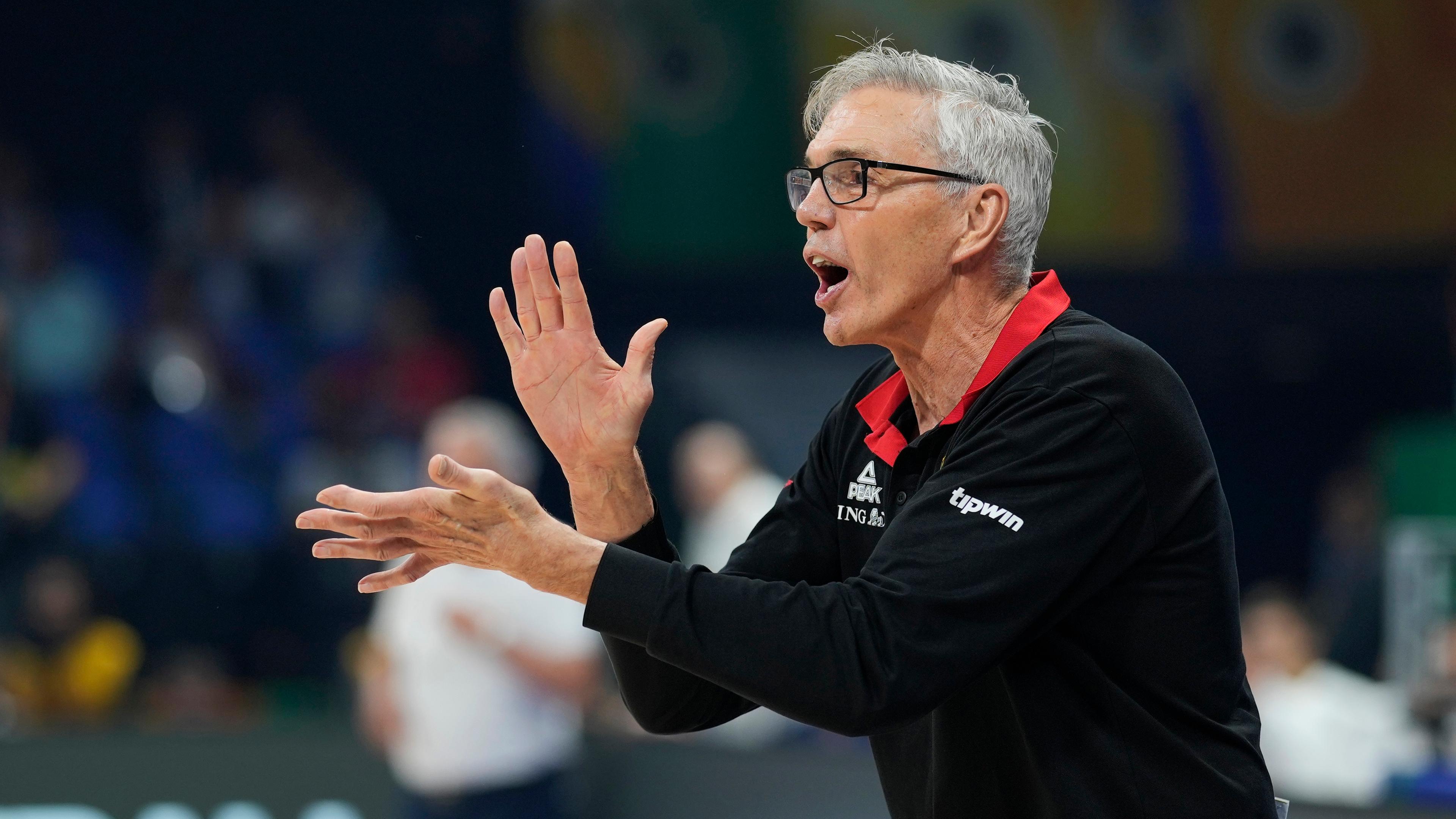 Gordie Herbert, Trainer von Deutschland, gestikuliert während des Spiels.