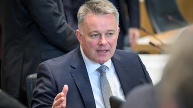 Gordon Schnieder (CDU) spricht mit Parteikollegen vor Beginn der Sondersitzung zur Änderung der Landesverfassung. (Archiv)