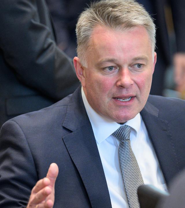 Gordon Schnieder (CDU) spricht mit Parteikollegen vor Beginn der Sondersitzung zur Änderung der Landesverfassung. (Archiv)