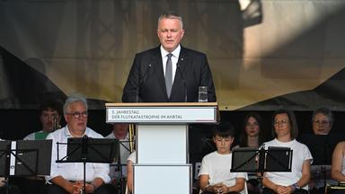  Gordon Schnieder (CDU), Ministerpräsident von Rheinland-Pfalz, spricht bei der zentralen Gedenkveranstaltung zum fünften Jahrestag der Flutkatastrophe im Ahrtal auf dem Marktplatz.