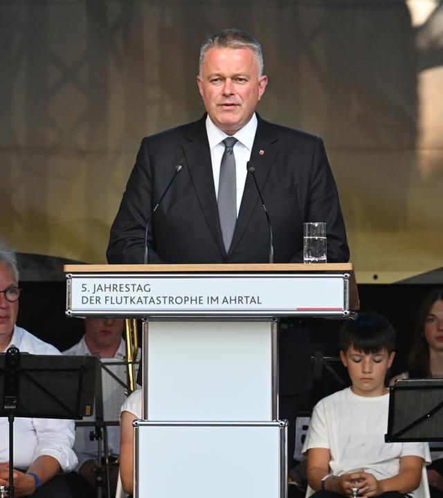  Gordon Schnieder (CDU), Ministerpräsident von Rheinland-Pfalz, spricht bei der zentralen Gedenkveranstaltung zum fünften Jahrestag der Flutkatastrophe im Ahrtal auf dem Marktplatz von Bad Neuenahr-Ahrweiler.