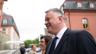Mainz: Gordon Schnieder (r, CDU), designierter Ministerpräsident von Rheinland-Pfalz, und seine Frau Diane Schnieder kommen zur konstituierenden Sitzung des Landtags von Rheinland-Pfalz.