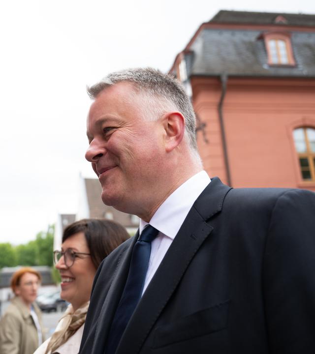 Mainz: Gordon Schnieder (r, CDU), designierter Ministerpräsident von Rheinland-Pfalz, und seine Frau Diane Schnieder kommen zur konstituierenden Sitzung des Landtags von Rheinland-Pfalz.