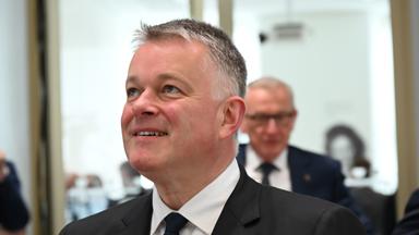 Gordon Schnieder lächelnd im rheinland-pfälzischen Landtag in Mainz.