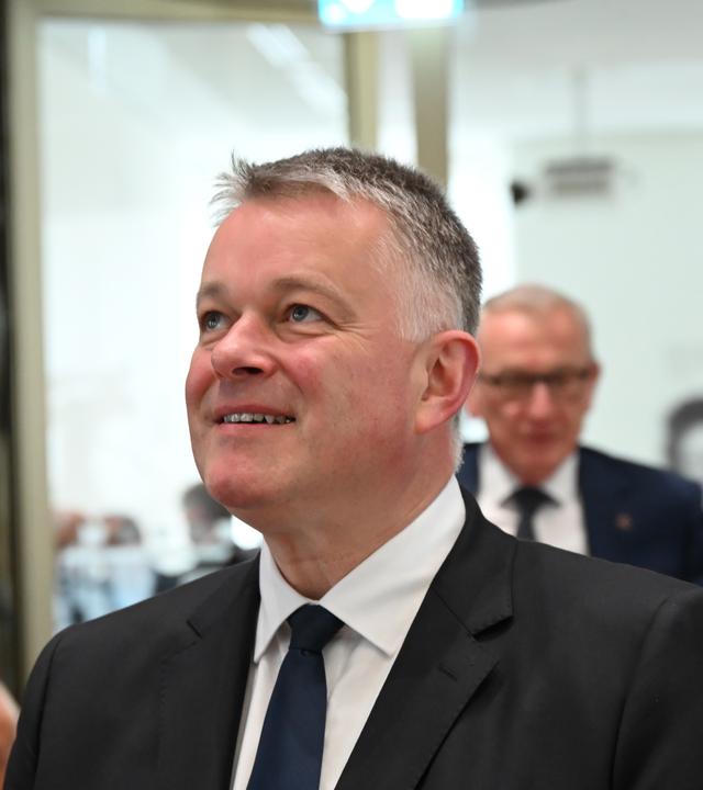 Gordon Schnieder lächelnd im rheinland-pfälzischen Landtag in Mainz.