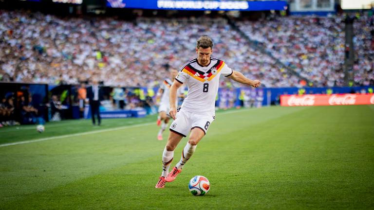 Leon Goretzka schlägt Flanke bei der WM
