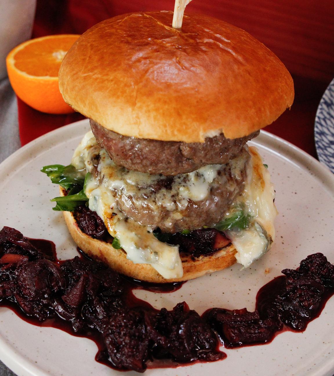 Gorgonzola-Burger mit Brombeersauce 