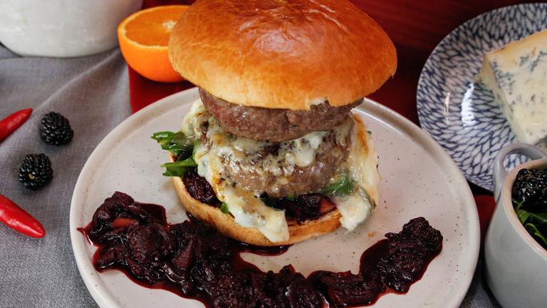 Gorgonzola-Burger mit Brombeersauce 