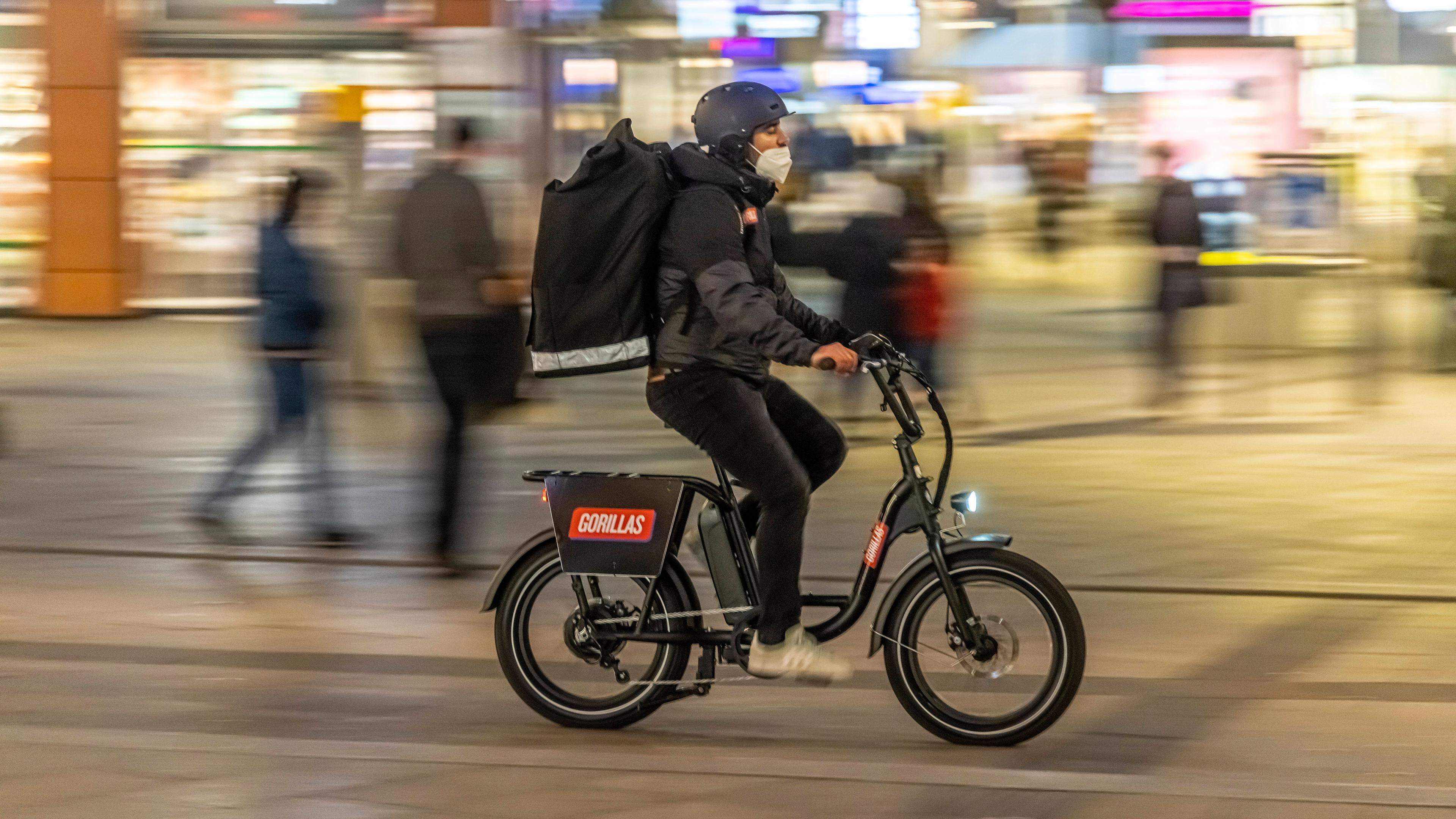 Fahrradfahrer von Lieferdienst Gorillas