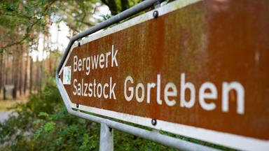 Schild zeigt Richtung Salzstock Gorleben