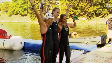 Isabel Gose (Mitte) holt Gold im Freiwasser-Knockout