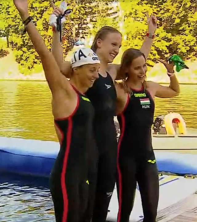 Isabel Gose (Mitte) holt Gold im Freiwasser-Knockout