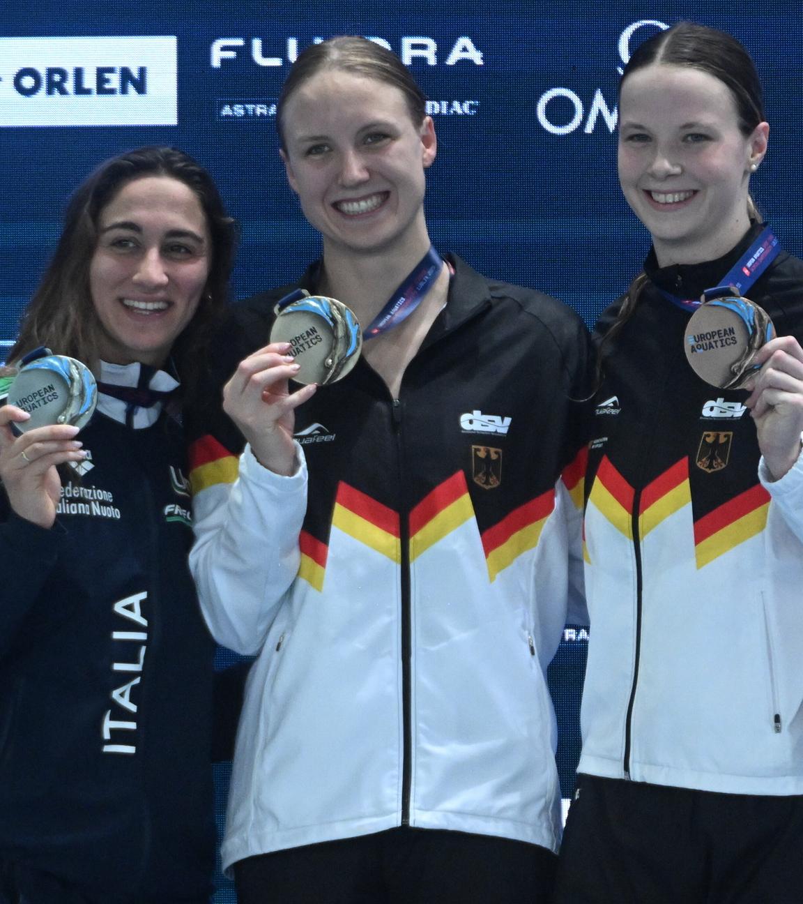 Schwimmerin Isabel Gose mit einer EM-Goldmedaille in der Hand