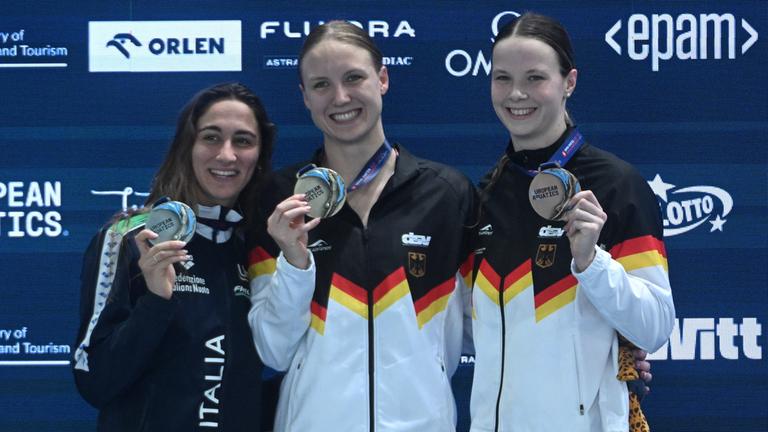 Schwimmerin Isabel Gose mit einer EM-Goldmedaille in der Hand