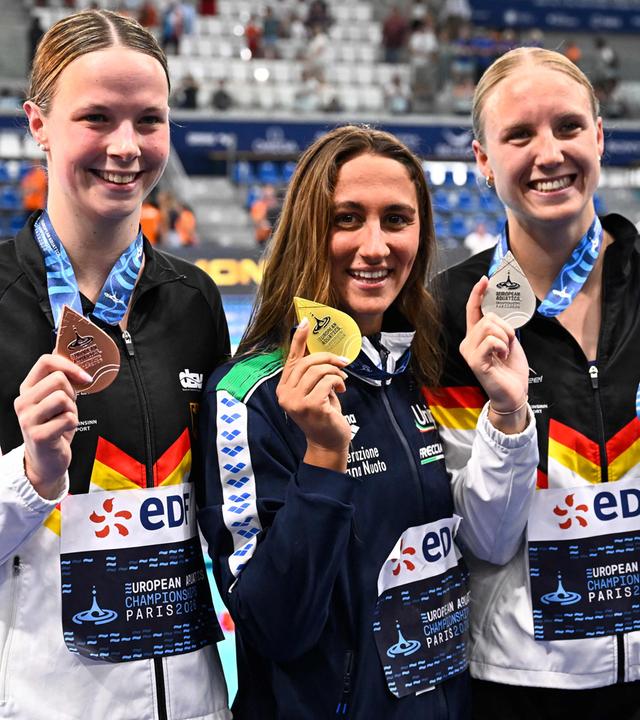 Simona Quadarella, Isabel Gose und Maya Werner mit ihren Medaillen nach dem Rennen über 1500 Meter Freistil.