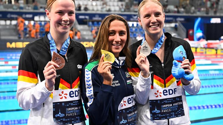 Simona Quadarella, Isabel Gose und Maya Werner mit ihren Medaillen nach dem Rennen über 1500 Meter Freistil.