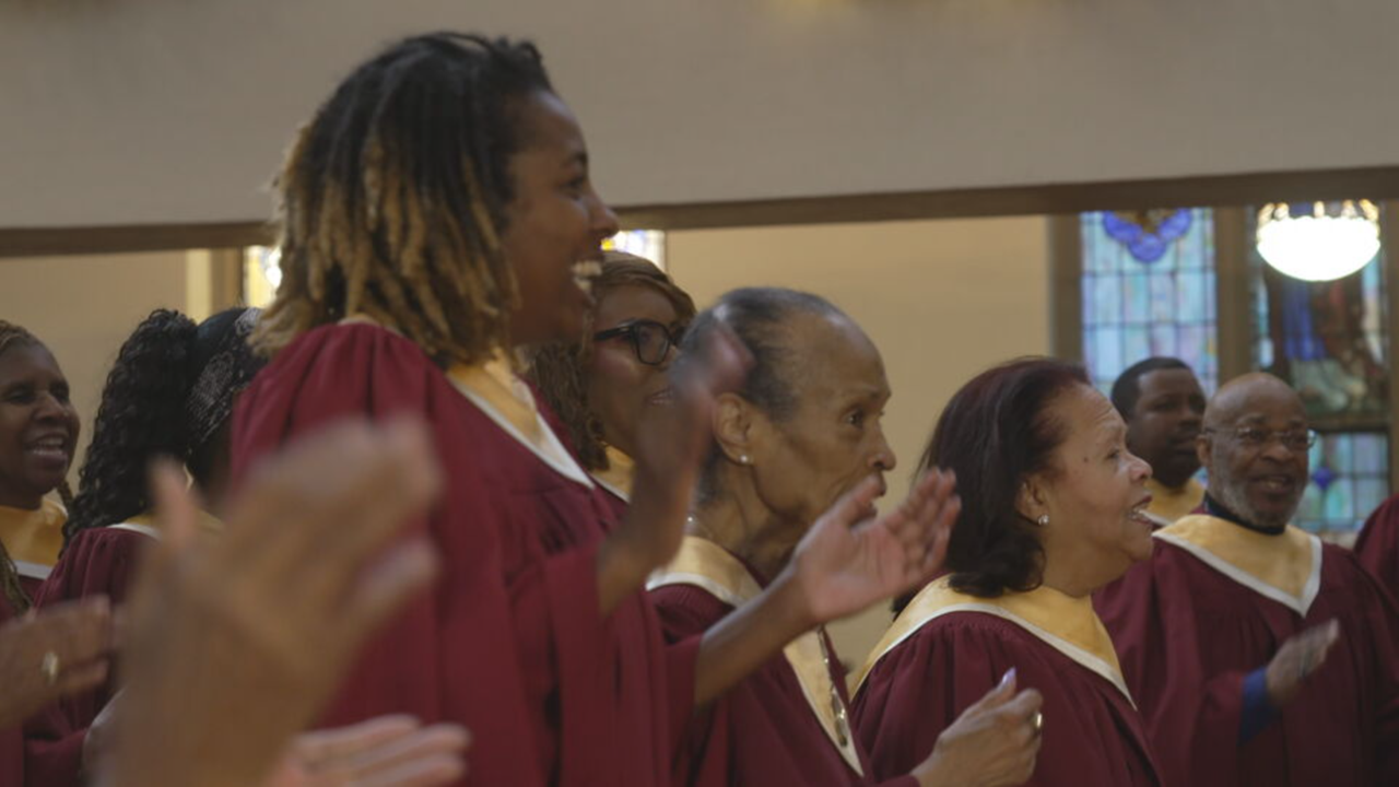 Sänger und Sängerinnen des Gospelchors "Abyssinian Baptist Church" singen und klatschen.