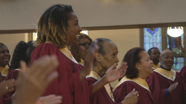 Sänger und Sängerinnen des Gospelchors "Abyssinian Baptist Church" singen und klatschen.