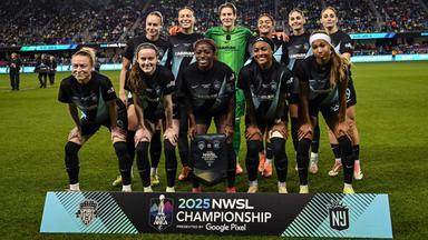 Das Team von Gotham FC mit Torfrau Ann-Katrin Berger beim Meisterschaftsfinale der US-Liga NWSL.