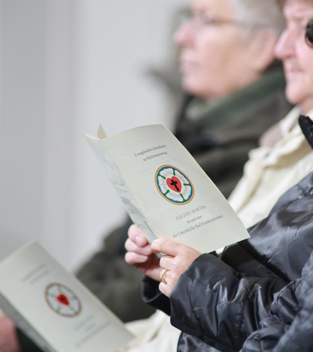 Besucher nehmen an einem Gottesdienst in der Unterkirche in Bad Frankenhausen teil. 