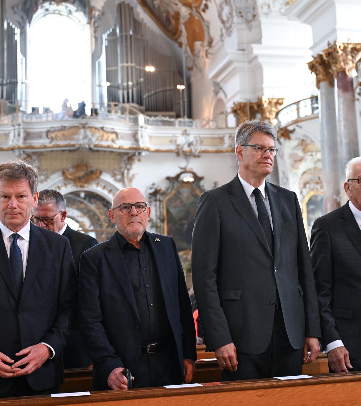 Richard Lutz, Winfried Hermann, Patrick Schnieder und Winfried Kretschmann stehen beim Trauergottesdienst anlässlich des Zugunglücks von Riedlingen nebeneinander.