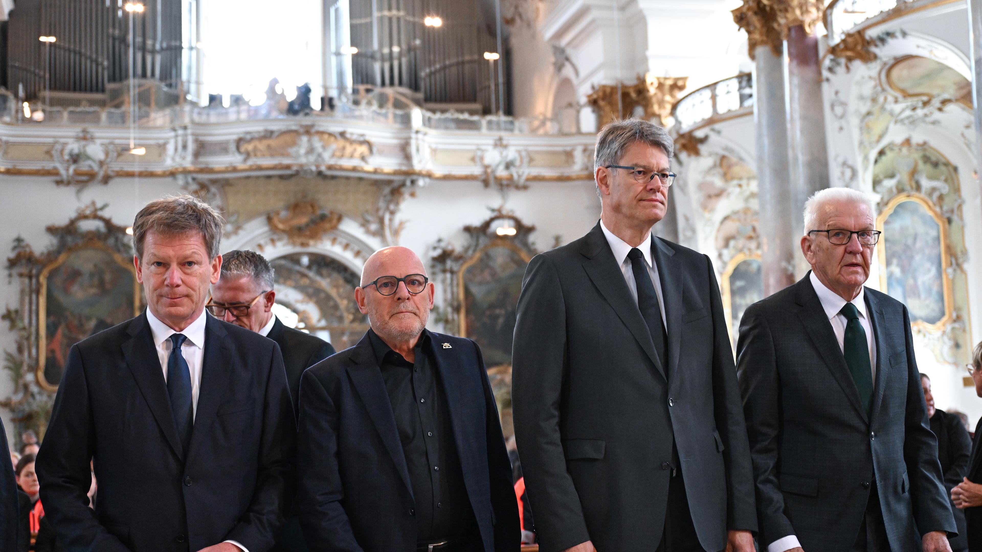 Richard Lutz, Winfried Hermann, Patrick Schnieder und Winfried Kretschmann stehen beim Trauergottesdienst anlässlich des Zugunglücks von Riedlingen nebeneinander.