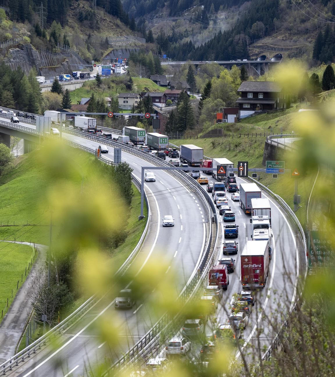 Der Reiseverkehr auf der Autobahn A-2 vor dem Gotthardtunnel zwischen Göschenen und Erstfeld in Richtung Süden staut sich bei Erstfeld auf mehrere Kilometer Länge. 