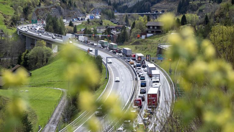 Der Reiseverkehr auf der Autobahn A-2 vor dem Gotthardtunnel zwischen Göschenen und Erstfeld in Richtung Süden staut sich bei Erstfeld auf mehrere Kilometer Länge. 