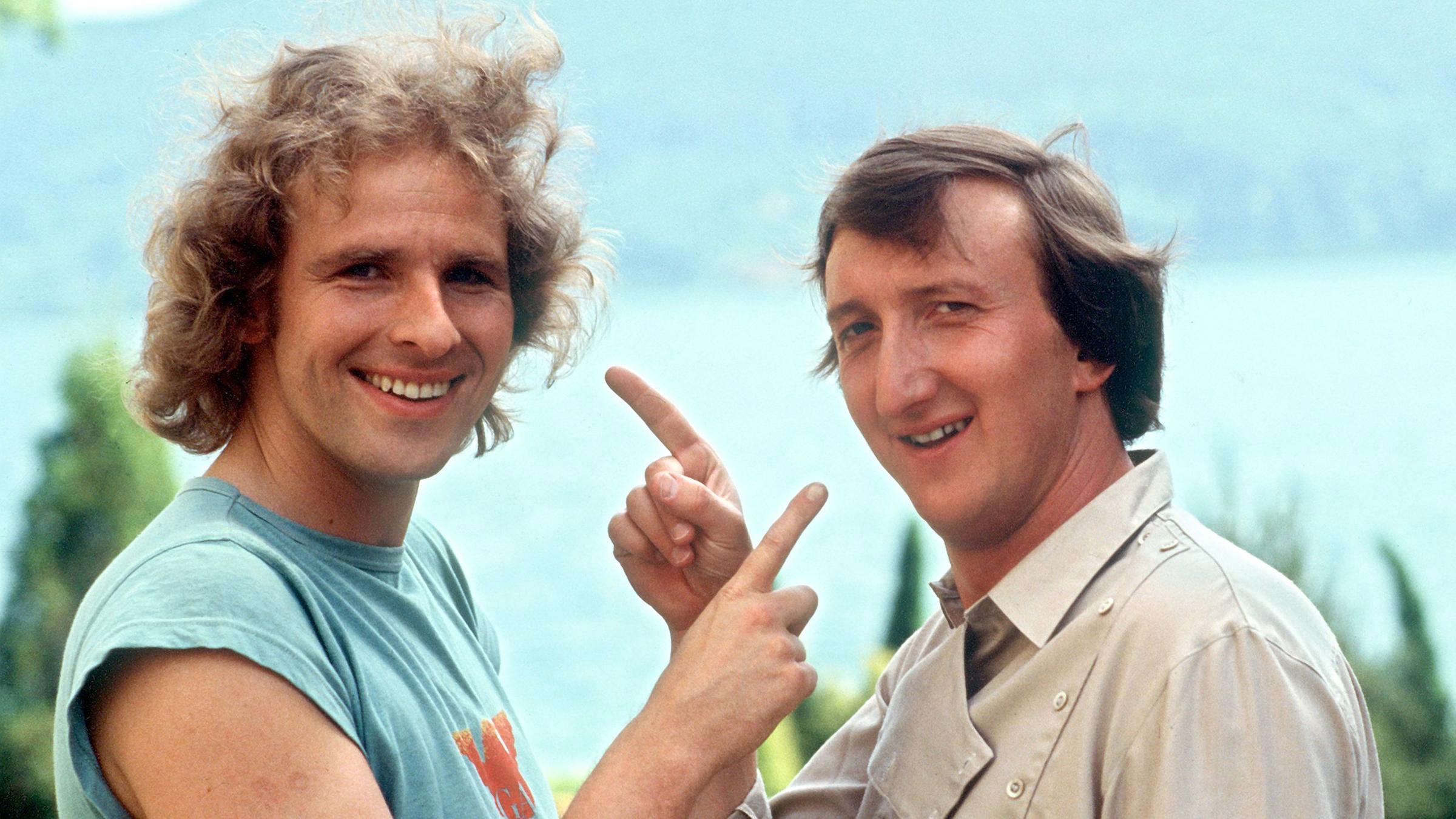 thomas gottschalk (l) und mike krueger waehrend der dreharbeiten am woerthersee im juni 1983 zum kinofilm 'die supernasen'. gottschalk ist einer der bekanntesten deutschen fernsehmoderatoren. mit der zdf-show «wetten, dass..?» steht er als einer der letzten vertreter der grossen samstagabendunterhaltung vor der kamera. foto: istvan bajzat (zu dpa-hintergrund 'stationen in der karriere von thomas gottschalk' vom 15.06.2011) +++(c) dpa - bildfunk+++