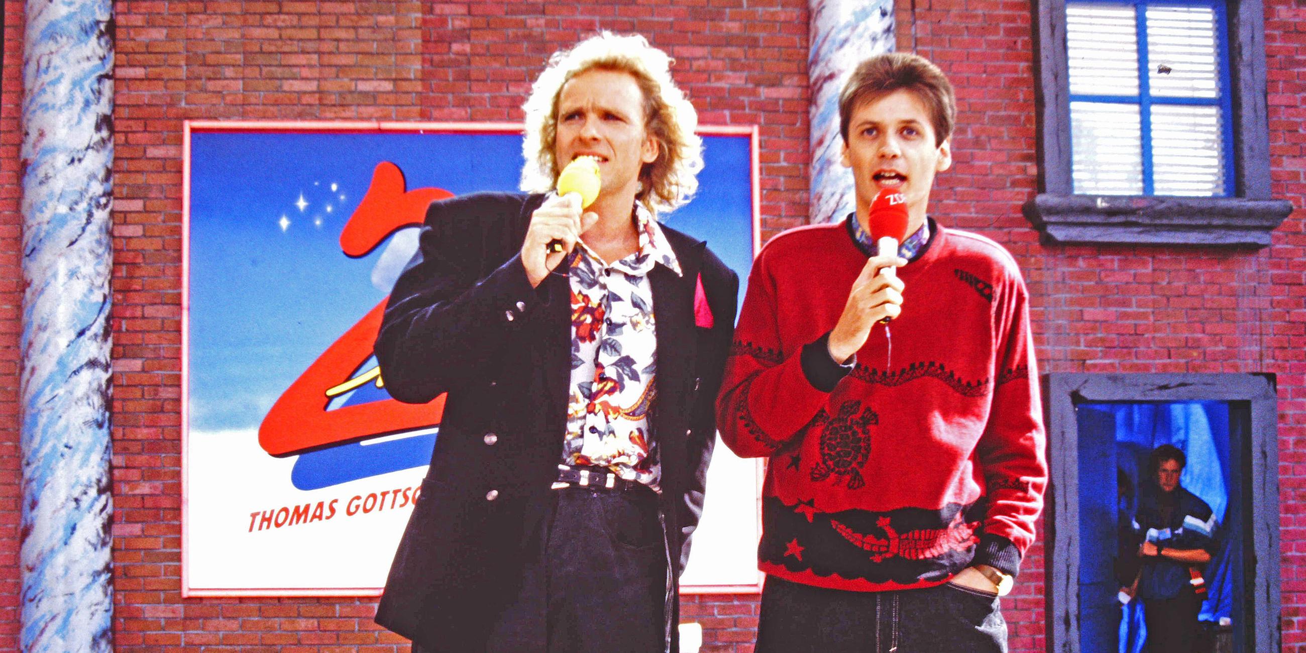 Moderator Günther Jauch rechts und Moderator Thomas Gottschalk während der ZDF-Livesendung "Zwei im Zweiten" am 01.08.1989 in Berlin.