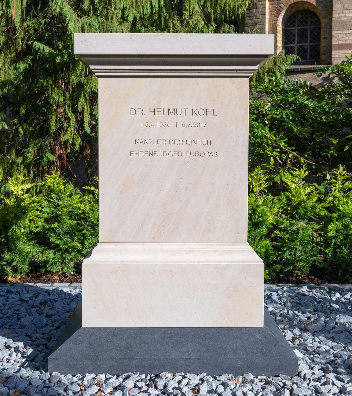 Rheinland-Pfalz, Speyer: Das neu gestaltete Grab des ehemaligen Bundeskanzlers Helmut Kohl.