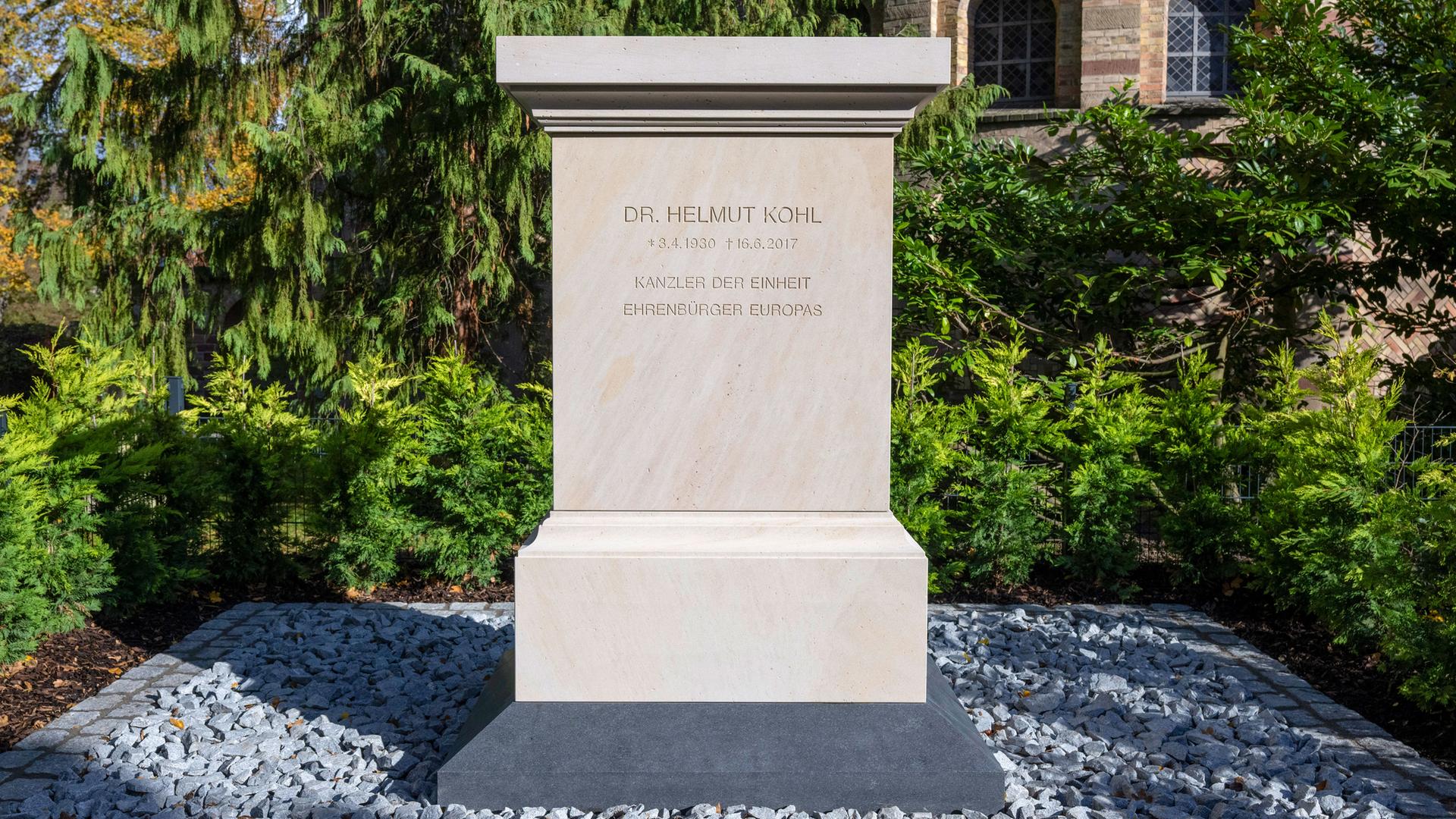 Rheinland-Pfalz, Speyer: Das neu gestaltete Grab des ehemaligen Bundeskanzlers Helmut Kohl.