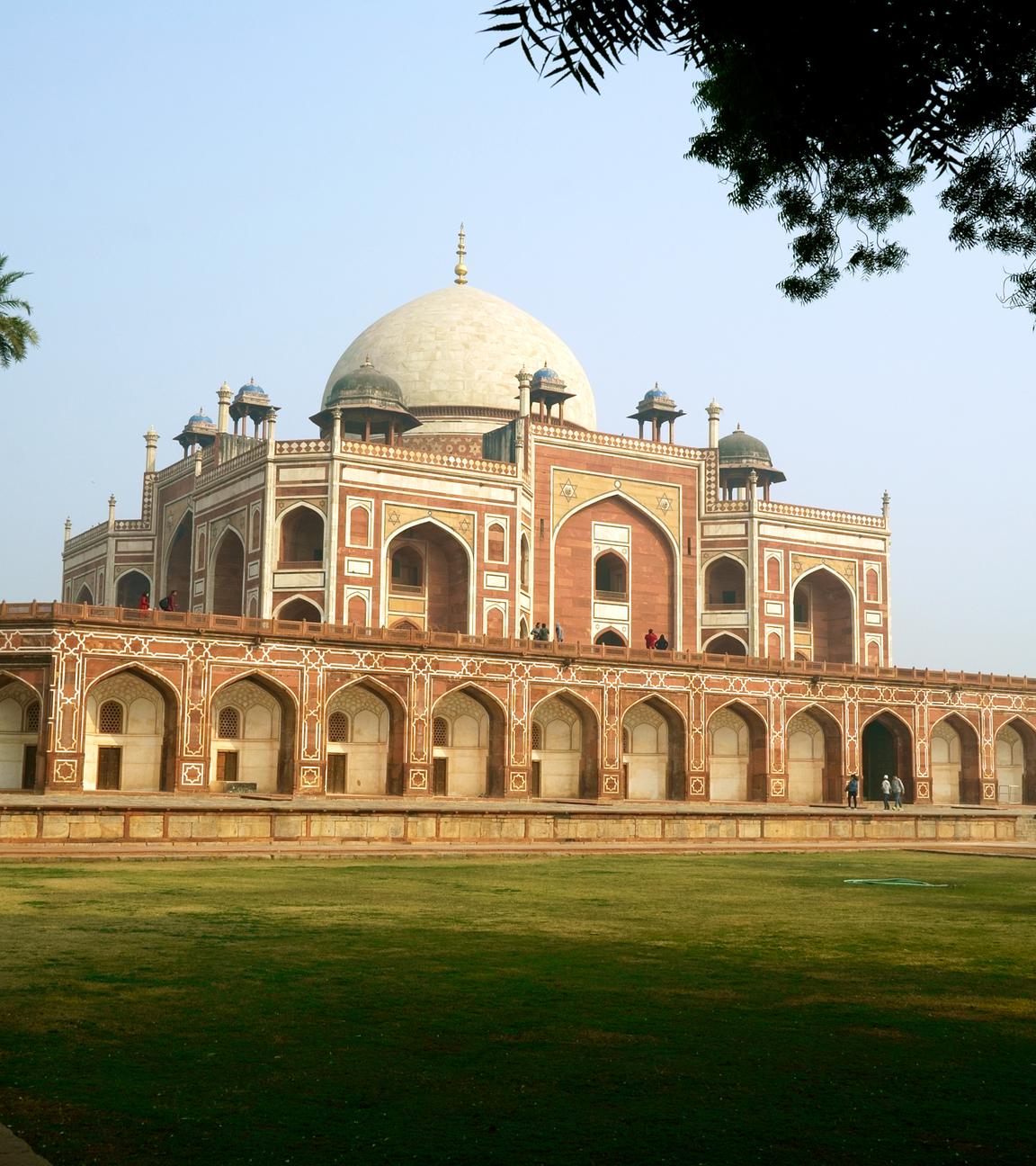 Außenaufnahme des imposanten des Grabmals des Mogulherrschers Humayun in Delhi. Das Gebäude mit seinem geometrisch angeordneten Garten, der im Vordergrund zu sehen ist, war Vorbild für das weltberühmte Taj Mahal