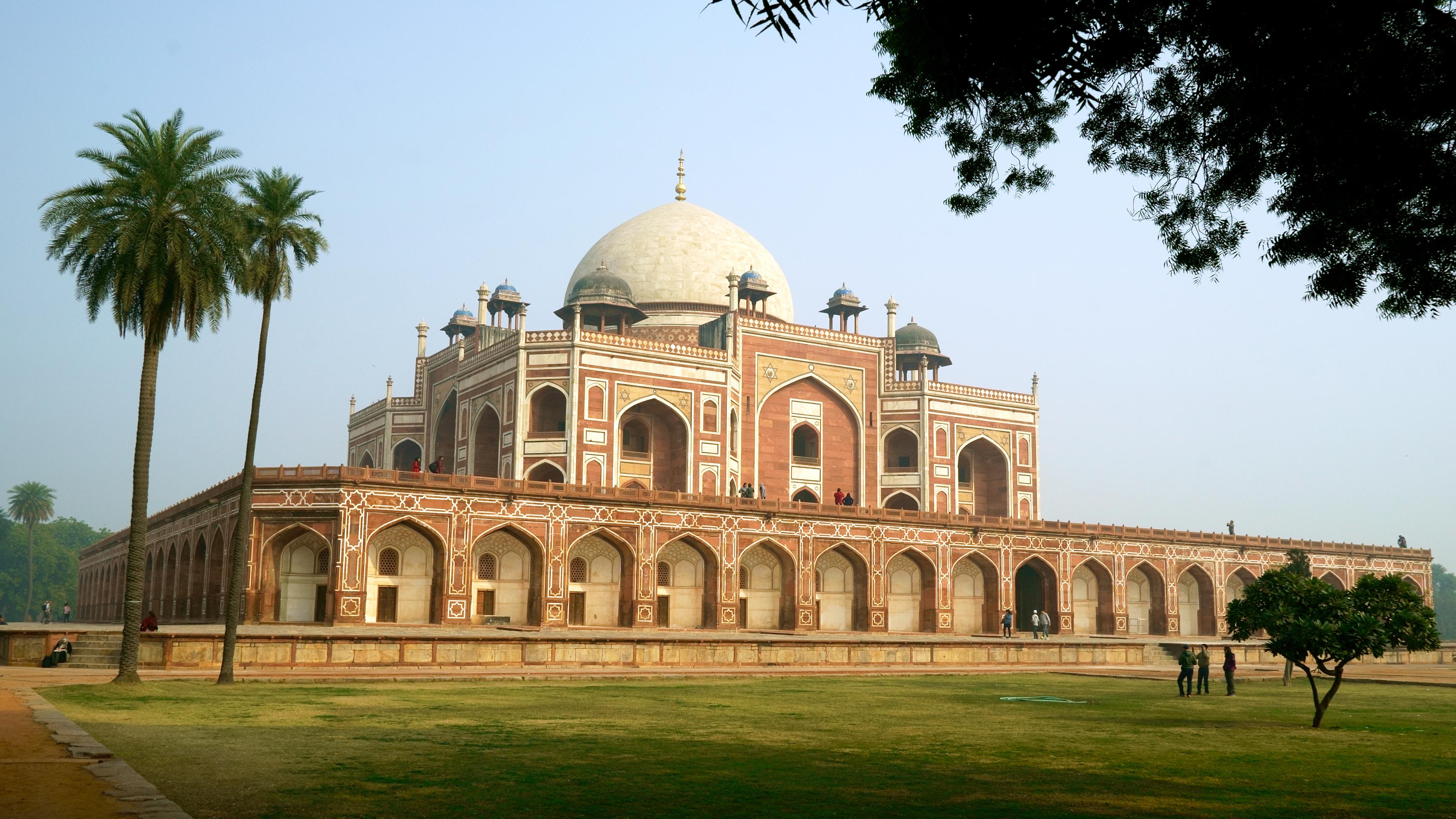 Außenaufnahme des imposanten des Grabmals des Mogulherrschers Humayun in Delhi. Das Gebäude mit seinem geometrisch angeordneten Garten, der im Vordergrund zu sehen ist, war Vorbild für das weltberühmte Taj Mahal