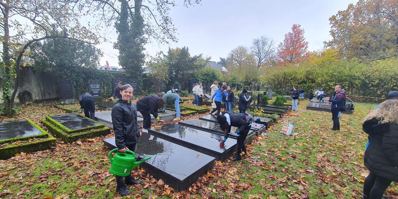 Schüler einer achten Klasse des Max-Planck-Gymnasiums in Saarlouis pflegen den städtischen jüdischen Friedhof.