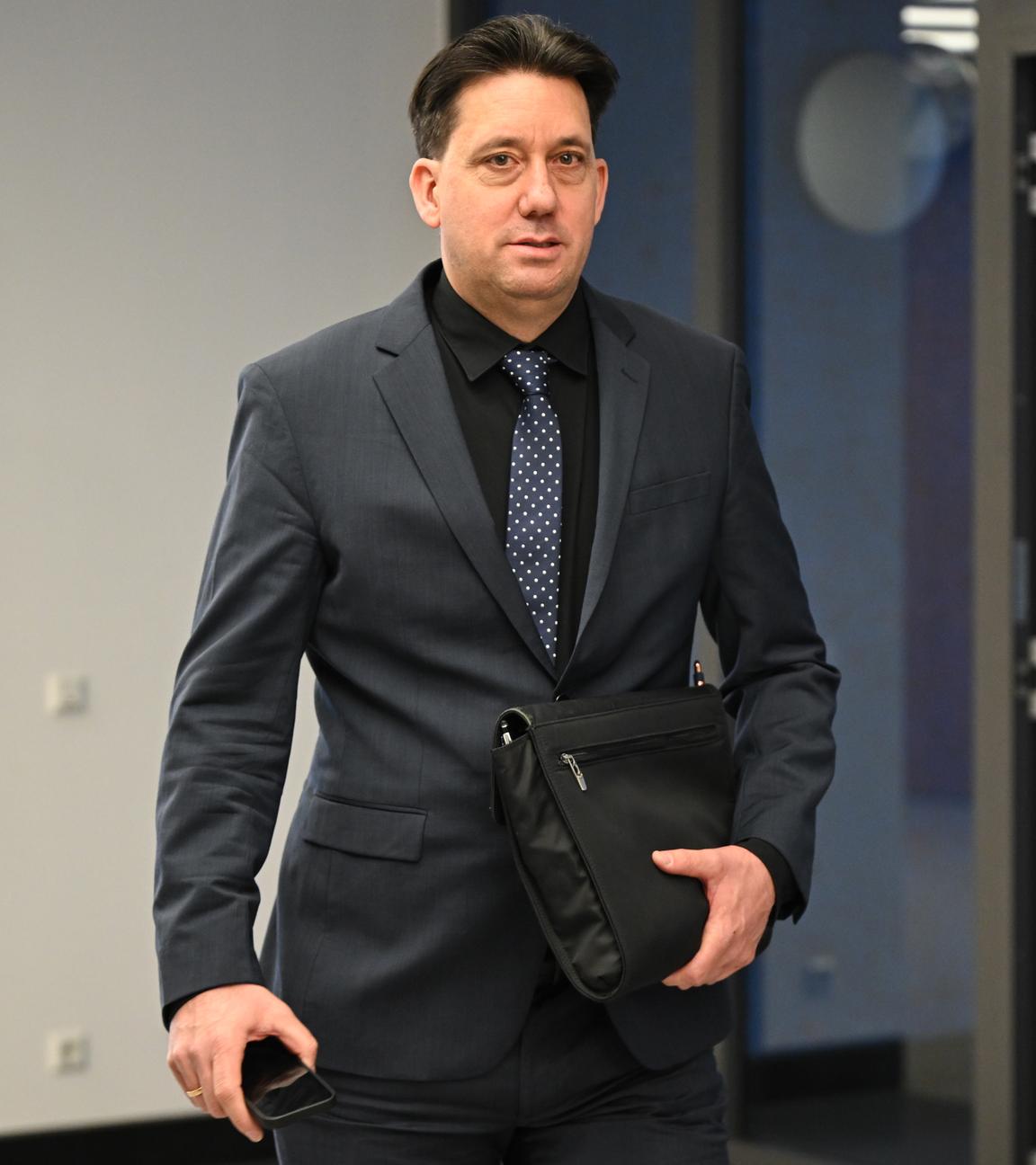 Manuel Gräfe, früherer Bundesliga-Schiedsrichter, auf dem Weg zur Berufungsverhandlung über eine Schadenersatzforderung ins Oberlandesgericht.