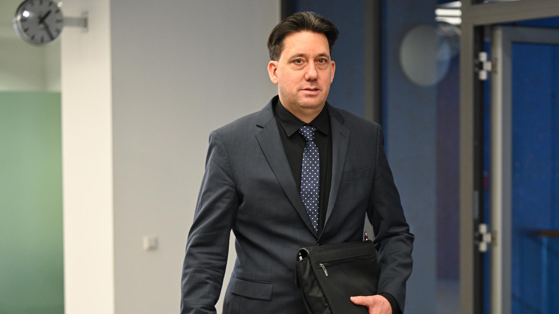Manuel Gräfe, früherer Bundesliga-Schiedsrichter, auf dem Weg zur Berufungsverhandlung über eine Schadenersatzforderung ins Oberlandesgericht.