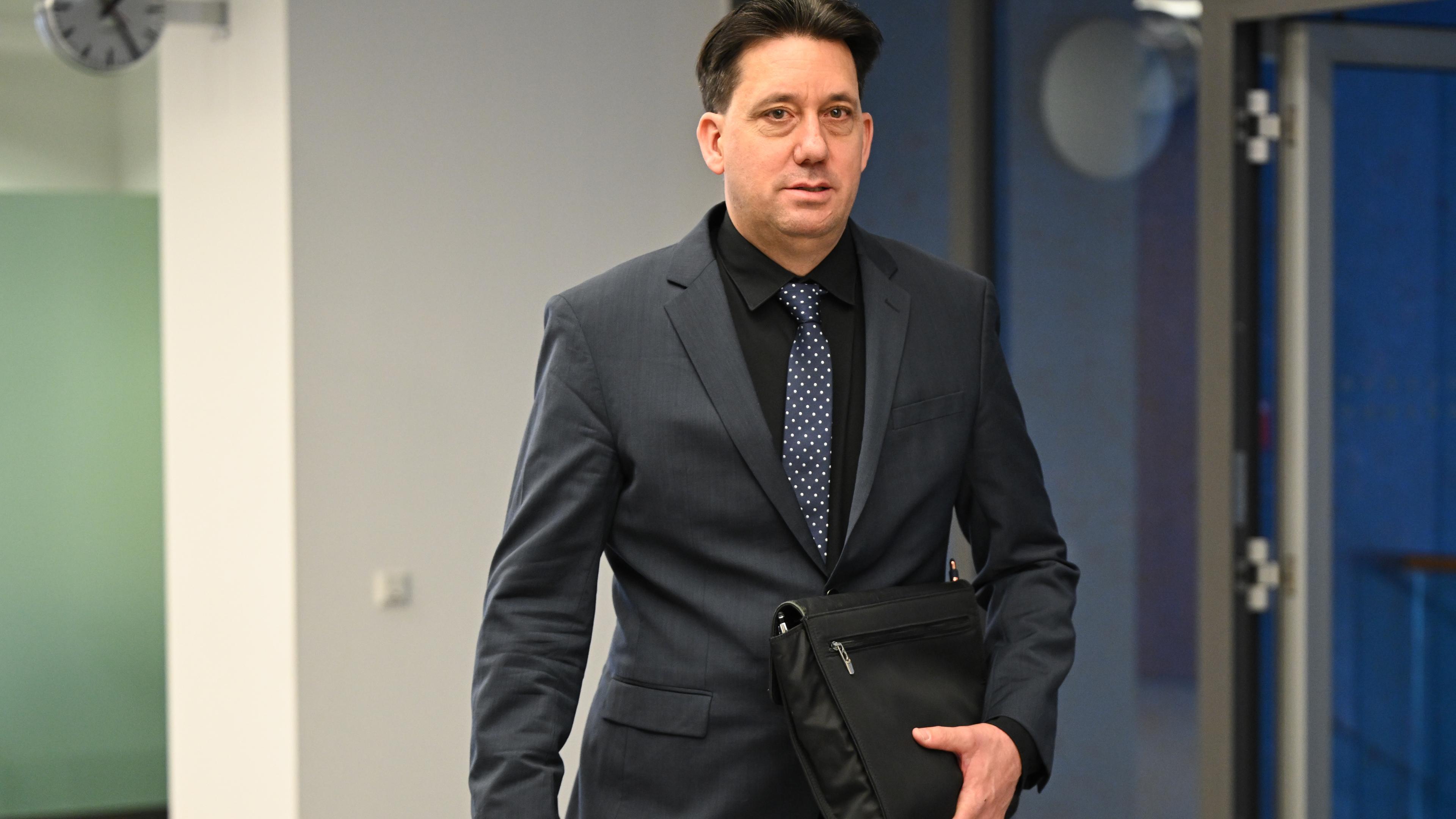 Manuel Gräfe, früherer Bundesliga-Schiedsrichter, auf dem Weg zur Berufungsverhandlung über eine Schadenersatzforderung ins Oberlandesgericht.