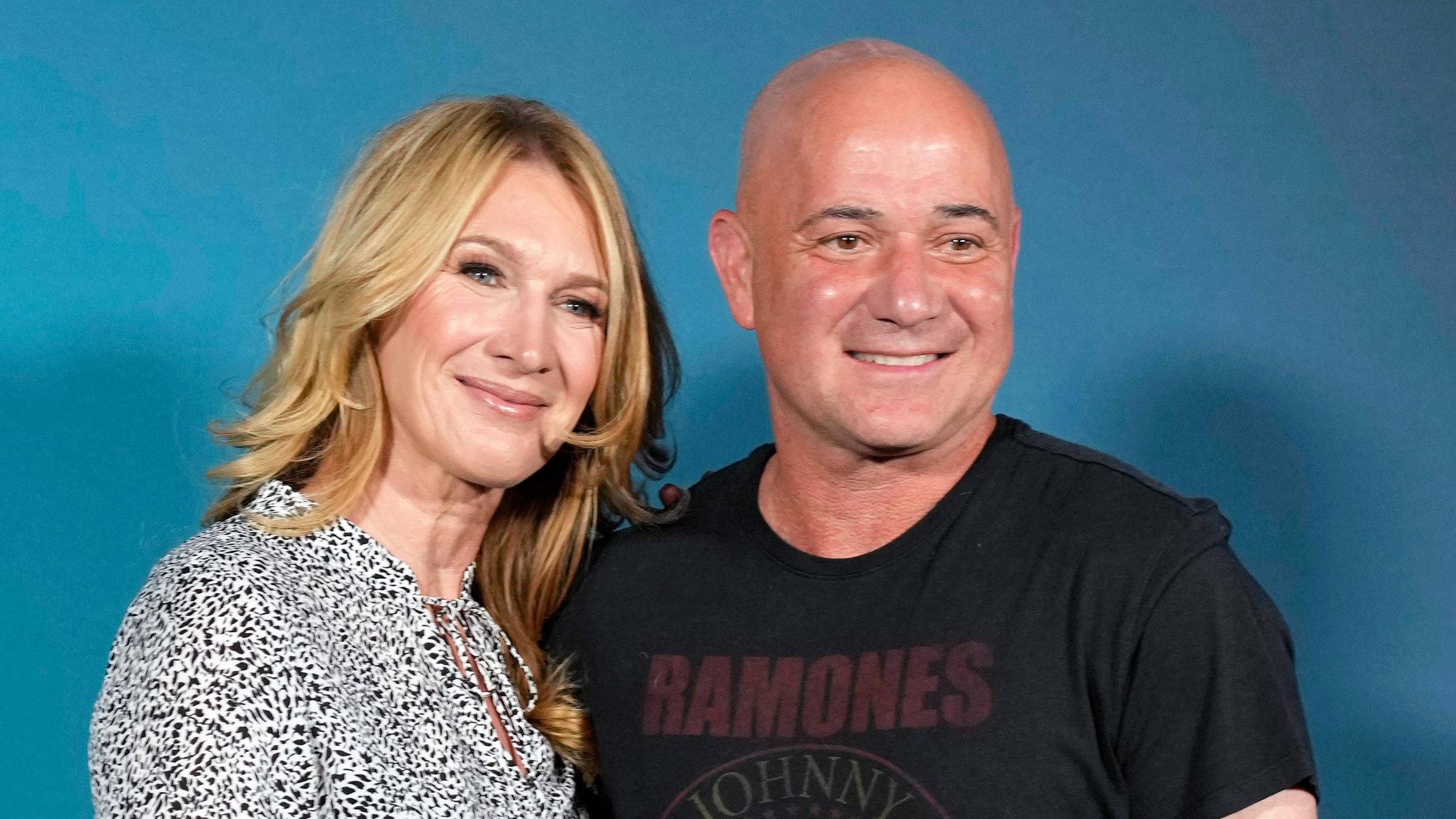 Tennis-Legenden Graf und Agassi auf dem roten Teppich.