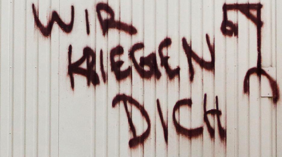 Bedrohliches Graffiti auf einem Baucontainer