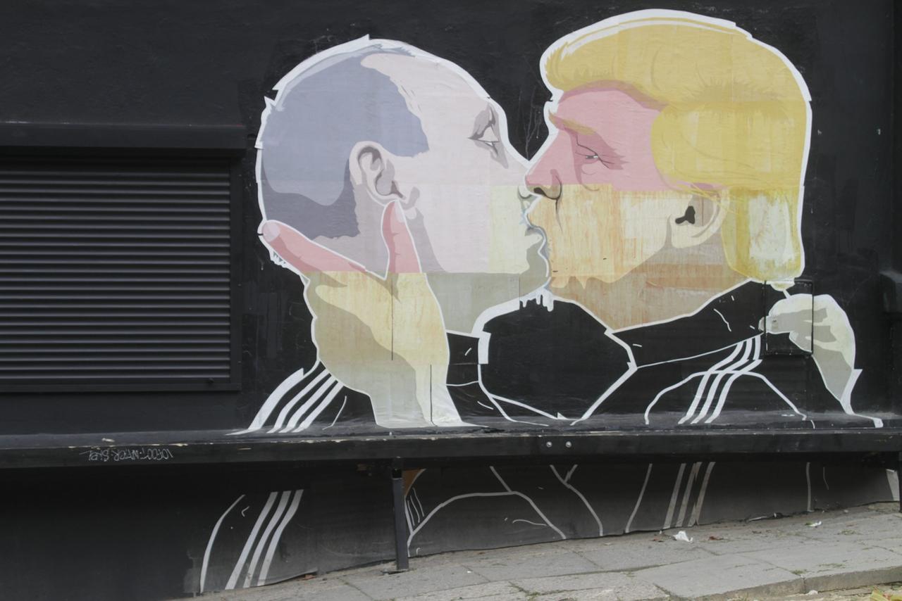 Ein Blick auf ein Graffiti-Wandbild des litauischen Künstlers Mindaugas Bonanu, das den US-amerikanischen republikanischen Präsidentschaftskandidaten Donald Trump (r.) beim Küssen des russischen Präsidenten Wladimir Putin an der Wand eines Grillrestaurants Keule Ruke in Vilnius, Litauen, 4. August 2016 zeigt. 