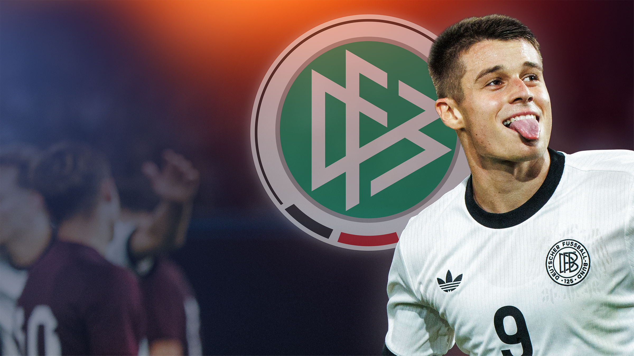 Ein junger Fußballer streckt die Zunge heraus