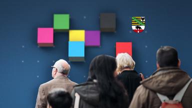Eine Collage aus Farben der einzelnen Parteien und dem Wappen von Sachsen-Anhalt vor einer Menschengruppe.