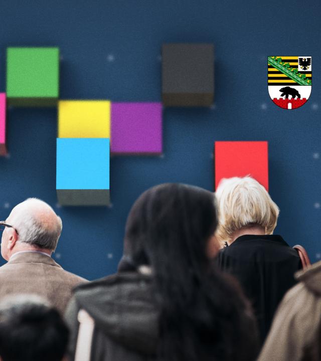 Eine Collage aus Farben der einzelnen Parteien und dem Wappen von Sachsen-Anhalt vor einer Menschengruppe.