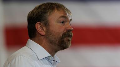 Der demokratische Kandidat für den US-Senat, Graham Platner, hält eine Rede bei seiner Wahlkampfveranstaltung