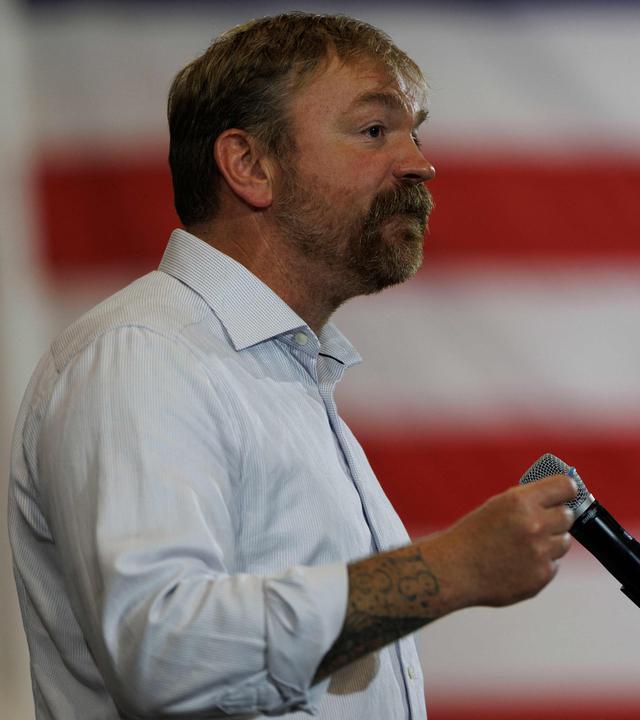 Der demokratische Kandidat für den US-Senat, Graham Platner, hält eine Rede bei seiner Wahlkampfveranstaltung